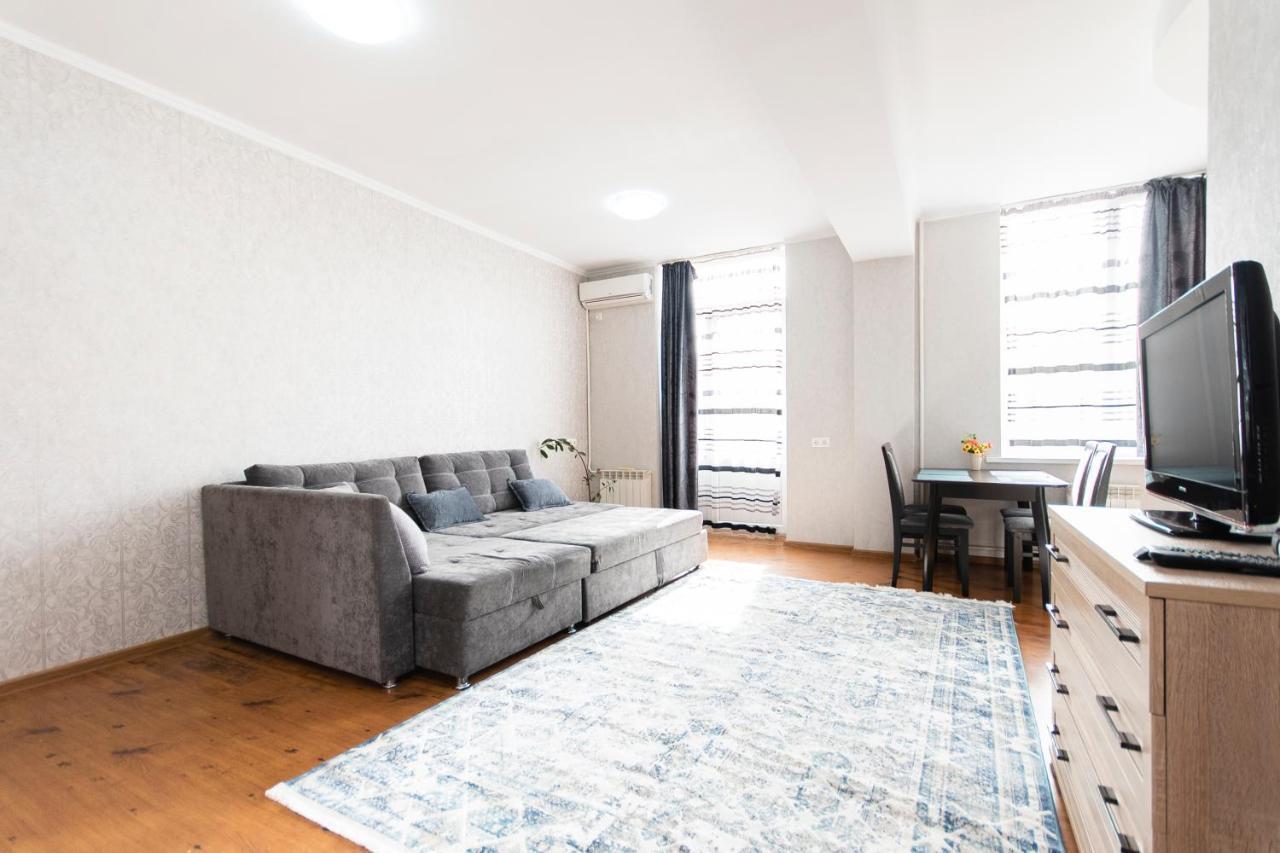Comfortable Apartment In The Golden Square. Alma-Ata Exteriör bild