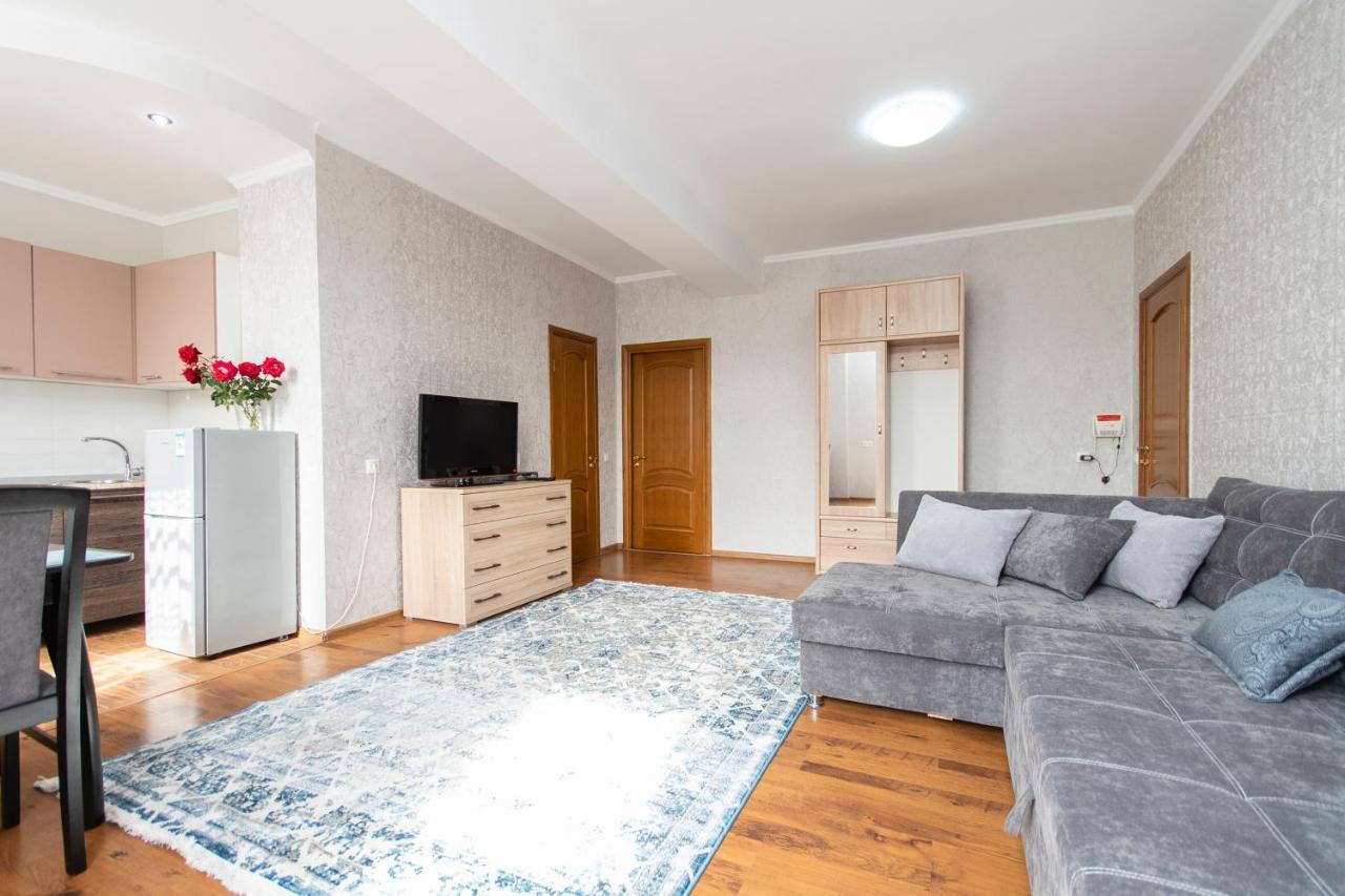 Comfortable Apartment In The Golden Square. Alma-Ata Exteriör bild