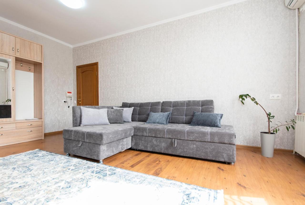 Comfortable Apartment In The Golden Square. Alma-Ata Exteriör bild