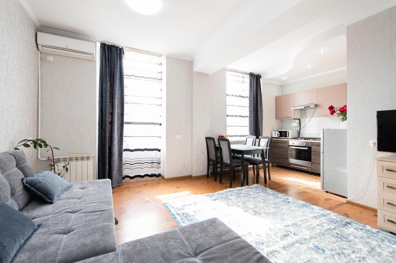 Comfortable Apartment In The Golden Square. Alma-Ata Exteriör bild
