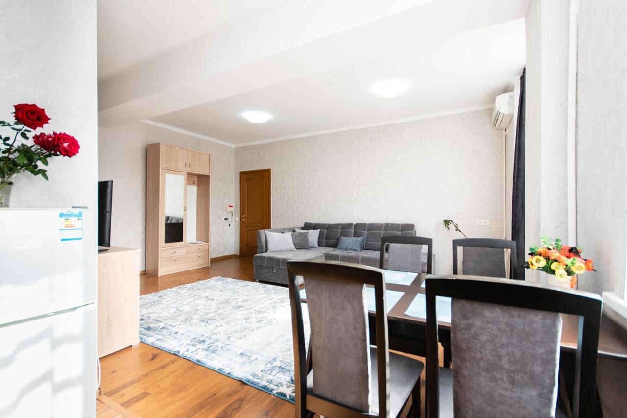 Comfortable Apartment In The Golden Square. Alma-Ata Exteriör bild