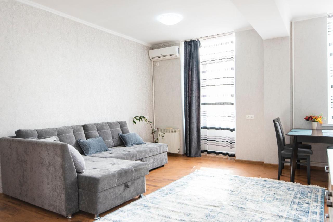 Comfortable Apartment In The Golden Square. Alma-Ata Exteriör bild